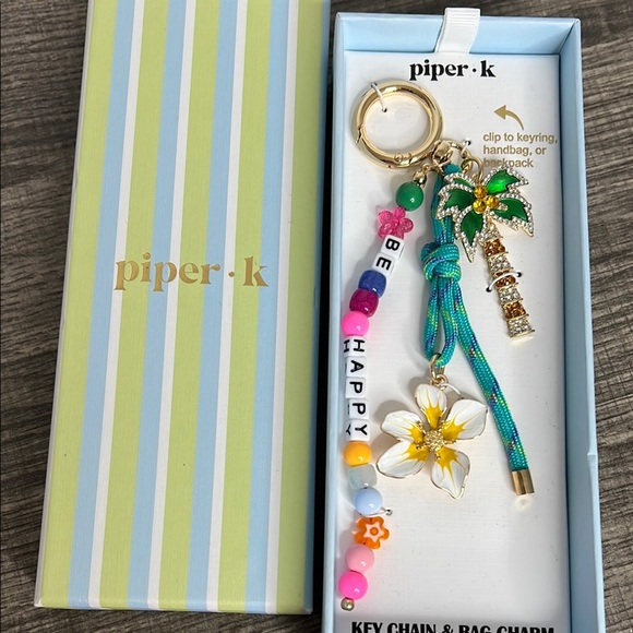 Piper K | Hawaiian 🌺 Motif Bag Charm! - Picture 5 of 6